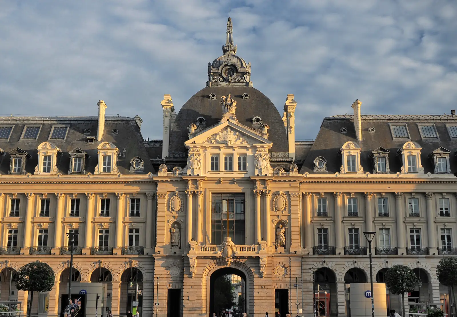 Le Palais du Commerce, place de la République à Rennes, dans la lumière du soir